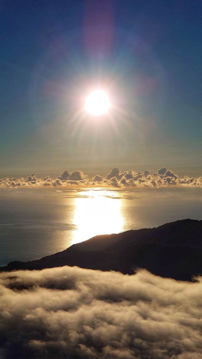花莲县航空协会伙伴在元旦清晨，共同起飞追寻第一道曙光。(戴志扬翻摄)