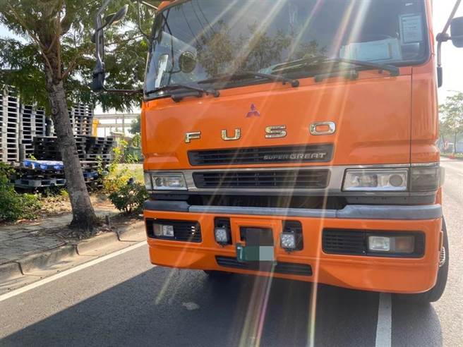 高雄市冈山区圣森路4日发生一件买便当却撞死便当摊车老板的意外，图为肇事的大货车。（翻摄照片／林瑞益高雄传真）
