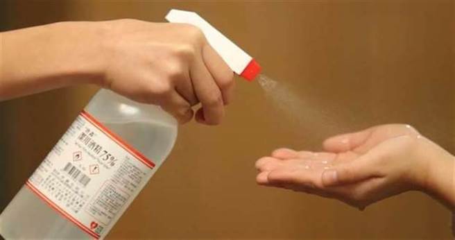 20歲女疫情間賣酒精獲利18萬，她自曝連出2次車禍，神明要她多做善事，因此將獲利全數捐出。圖為噴酒精示意圖。（本報資料照片）