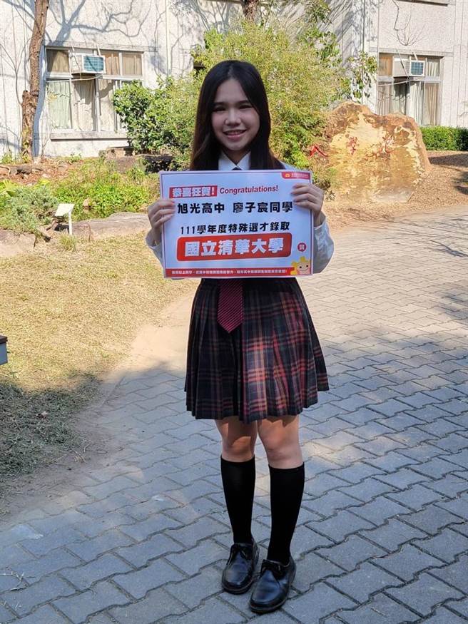 其中去年甫荣获全国十大杰出青少年的廖子宸，在特殊选才分别录取的国立清华大学、成功大学生物系、长庚大学护理系，身为新住民子女的她，以自身的努力突破逆境，让她成为学弟妹的典范。（校方提供／吴建辉南投传真）