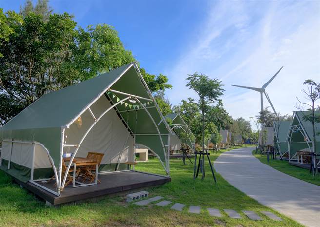 向海那漾露营区的风车大道。（业者提供／陈淑娥台中传真）