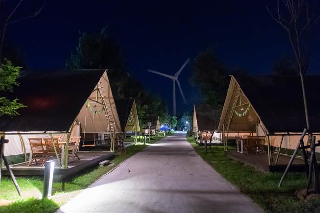 向海那漾露营区的风车大道夜景相当浪漫。（业者提供／陈淑娥台中传真）