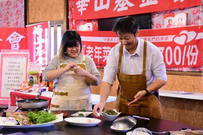 参加华山基金会公益劝募，魏嘉贤与杜诗梅搭檔包水饺。（花莲市公所提供／王志伟花莲传真）