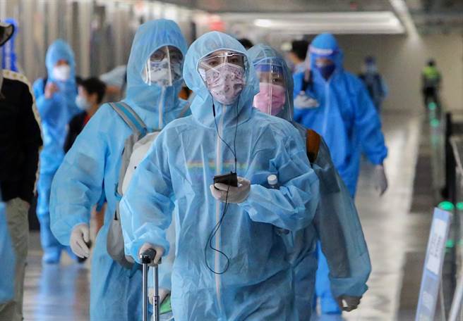 指揮中心今天公布國內新增34例COVID-19確定病例，分別為4例本土及30例境外移入，讓不少鄉民相當緊張。（圖／陳麒全攝）