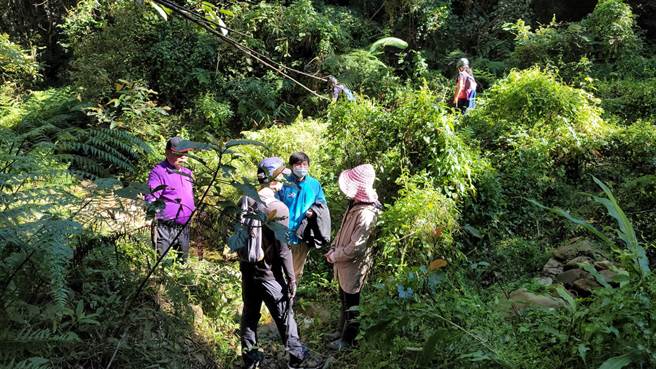 王女母亲(戴帽子者)今天一早也前往现场找寻，但没想到找了一个上午女儿已经变成冰冷遗体，也让王母无法接受，悲恸不已。(民眾提供/吴建辉南投传真)