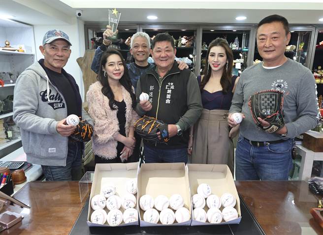 网红庄三疯甫获虾皮直播年度新兴直播卖家大奖荣耀，他近日号召中华职棒退役名将郭进兴、耿健辉及兄弟象三连霸冠军教头「盗总」林易增等人，开直播做公益。（柯宗纬翻摄）