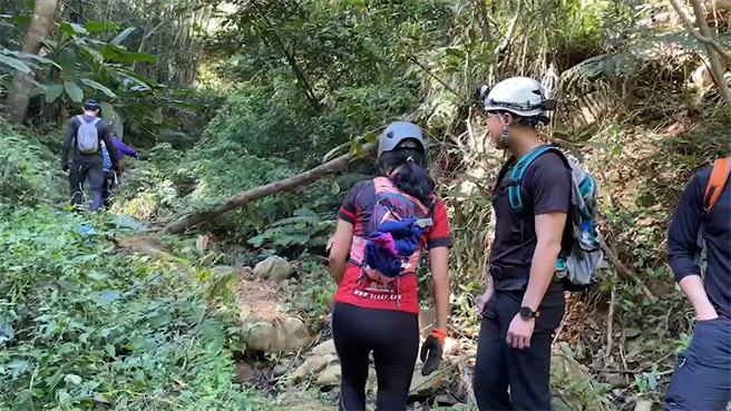 如今原本可能成为破案关键的郭、王２人尸体也寻获，让破案机会渺茫，警消目前正想方设法，要将２人遗体移到山下，待后续检警进一步相验。(民眾提供/吴建辉南投传真)