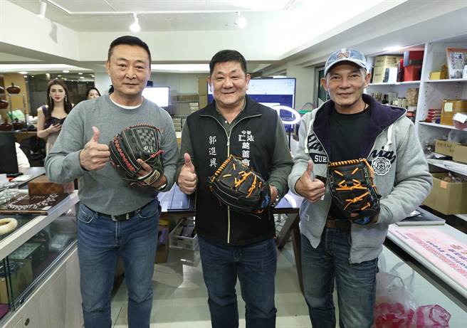 网红庄三疯甫获虾皮直播年度新兴直播卖家大奖荣耀，他近日号召中华职棒退役名将郭进兴、耿健辉及兄弟象三连霸冠军教头「盗总」林易增等人，开直播做公益。（柯宗纬翻摄）