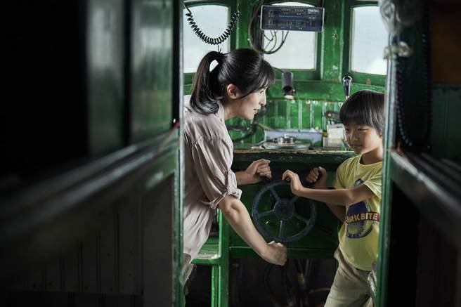 白润音（右）下戏后也拉着杨采妮一起吃饭、一起玩。（甲上提供）