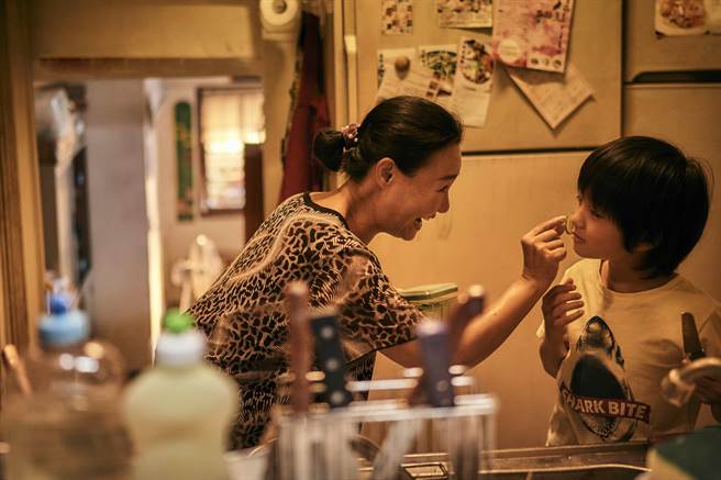 吕雪凤（左）表示这是她最喜欢的阿嬷角色，当白润音如自己金孙。（甲上提供）