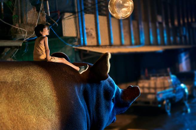 白润音在片中骑着准备吃掉大家恶梦的神兽。（甲上提供）