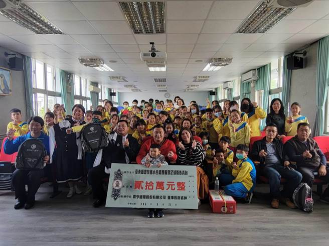 台东县丰荣国小合唱团团服沿用迄今已26年，有部分团员面临无团服可穿的窘境，今获企业捐赠。（蔡旻妤摄）