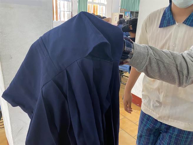 台东县丰荣国小合唱团团服沿用迄今已26年，有部分团员面临无团服可穿的窘境，今获企业捐赠。（蔡旻妤摄）