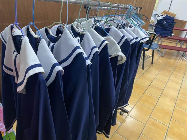 台东县丰荣国小合唱团团服沿用迄今已26年，有部分团员面临无团服可穿的窘境，今获企业捐赠。（蔡旻妤摄）