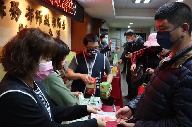 行政執行署彰化分署上午拍賣鹿谷神農獎得主張姓茶農的百斤茶葉，9點開賣，不到11點就變賣完畢，全部完售。（彰化分署提供／謝瓊雲彰化傳真）