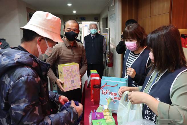 行政執行署彰化分署上午拍賣鹿谷神農獎得主張姓茶農的百斤茶葉，9點開賣，不到11點就變賣完畢，全部完售。（彰化分署提供／謝瓊雲彰化傳真）