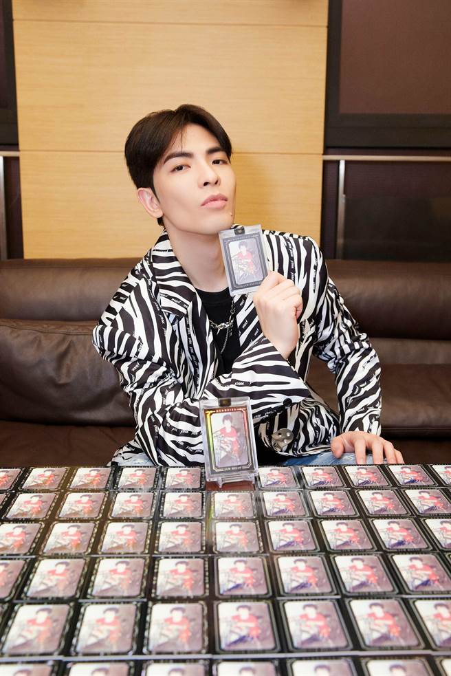 萧敬腾个人首发限量珍稀明星卡照片是他亲自挑选出来的儿时照片。（华纳音乐提供）