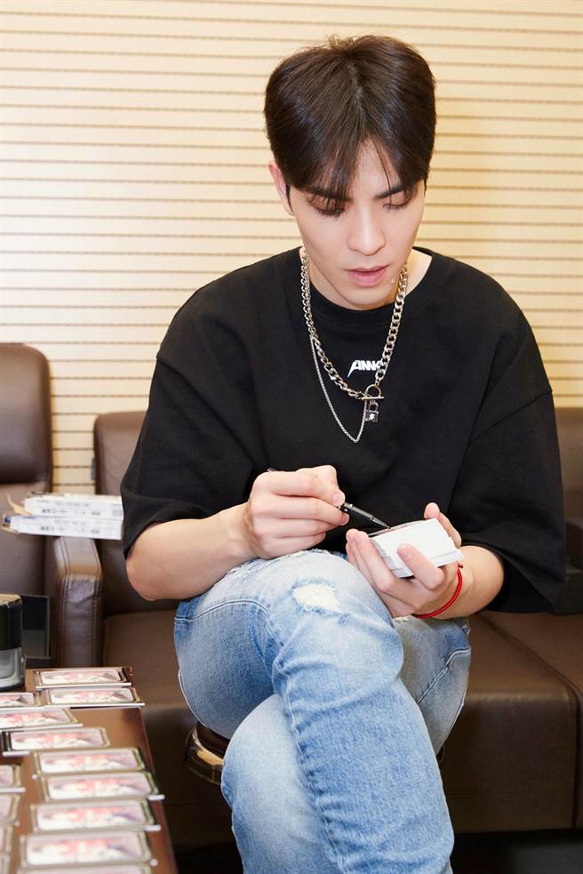 萧敬腾百忙之中签名。（华纳音乐提供）