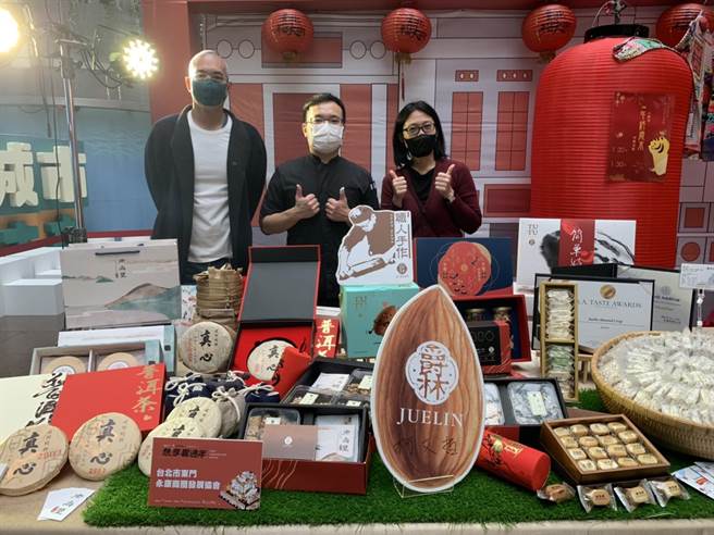 北市携手10大商圈包括迪化街商圈，华阴街商圈、后车站商圈、台北地下街、沅陵街商圈、荣滨商店街、东门永康商圈、四平阳光商圈、艋舺夜市及寧夏夜市，推出年节妆点及行销活动。（黄婉婷摄）