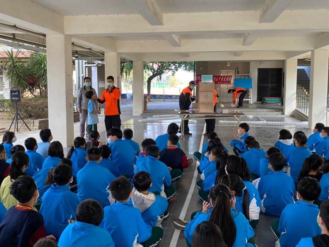 台南市政府消防局第四大队安定分队藉着闯关活动，让学生在趣味竞赛中，将各项防火、防灾要领记在脑海中。（安定消防分队提供／张毓翎台南传真）