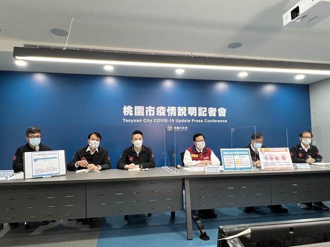 桃園市長鄭文燦親率環保局長呂理德、衛生局長王文彥、經發局長郭裕信、交通局長劉慶豐、新聞處長詹賀舜舉行疫情說明記者會。(蔡依珍攝)