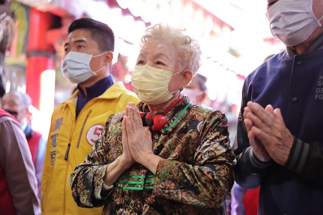 台北市長柯文哲的媽媽何瑞英，4日到沙鹿區玉皇殿參拜，巧遇中二選區國民黨立委候選人顏寬恒，外界解讀柯媽是為顏寬恒站台。（顏寬恒競選總部提供）