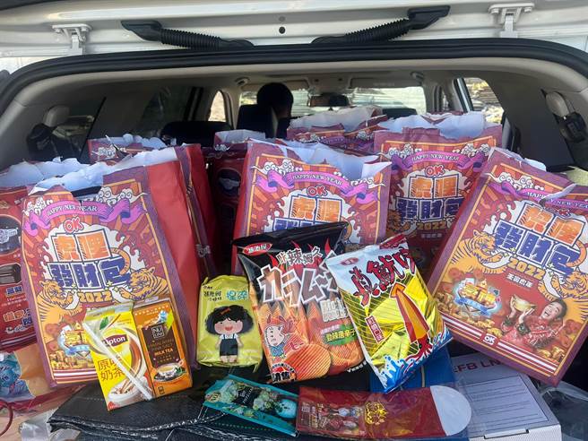 一名女網友買8包超商福袋，結果內容物都一樣。(翻攝自「7-11全家 各超商新品資訊共享」FB)
