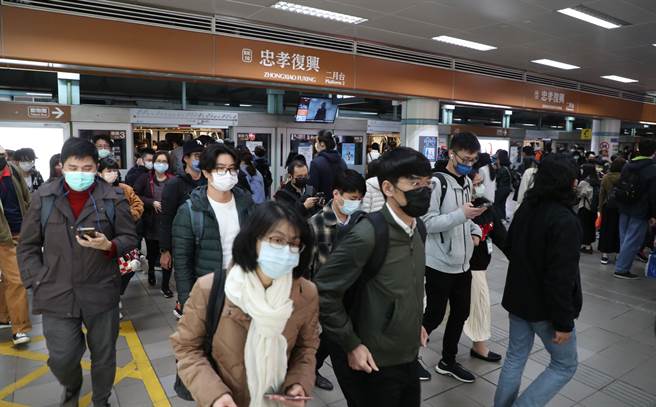 昨天地震全台搖晃，但沒人收到國家級警報通知，有網友解釋，地震發生時氣象局僅10秒時間預估地震搖晃程度，若預估震度不達4級，就不會發布國家級警報。（圖／劉宗龍攝）
