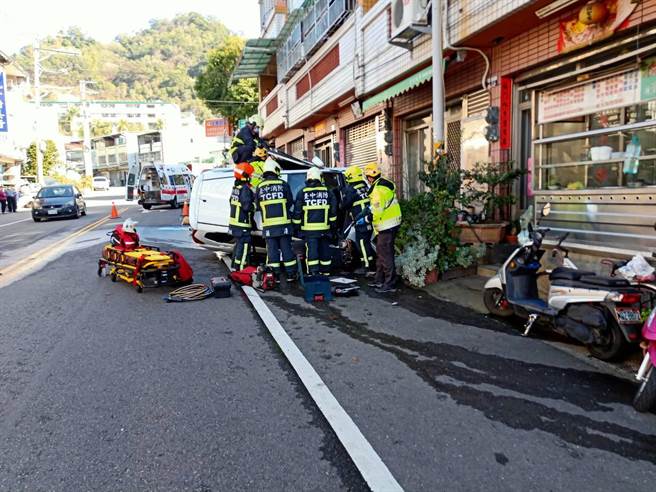 张女驾驶自小客不知何故跨越双黄线，并翻车，景象令人怵目警心。（民眾提供／冯惠宜台中传真）