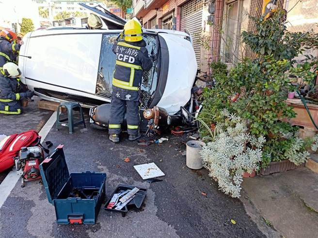 警消动用破坏机具将受困驾驶救出。（民眾提供／冯惠宜台中传真）