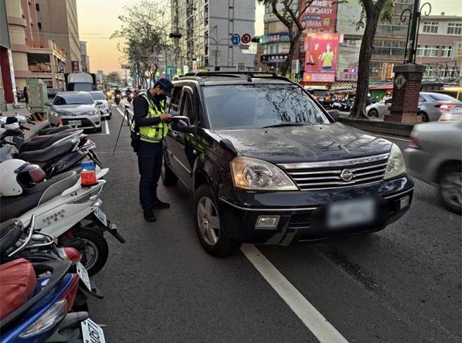 民眾反映為恭醫院前路口交通險象環生，過馬路如同玩命，頭份警分局獲報近日加強取締違規。（頭份警察分局提供／李京昇苗栗傳真）