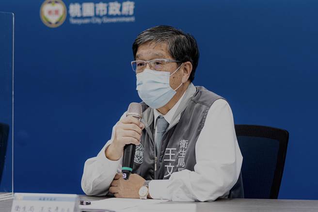桃園市衛生局長王文彥直言女清潔工確診是台灣社區首度發現Omicron變種病毒，傳播速度快，因此要更快因應。(蔡依珍攝)