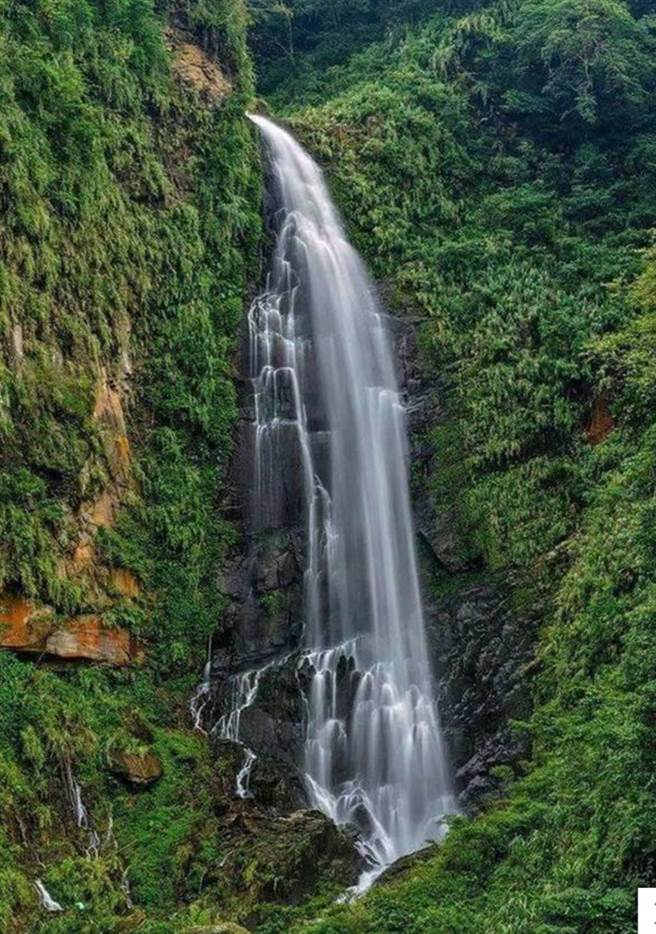 观音瀑布位于嘉义县竹崎乡文峰村，因瀑布从崖顶倾泄而下远观状似侧身而立的观音佛祖而得名。（观音瀑布社区产业合作社提供／张亦惠嘉县传真）
