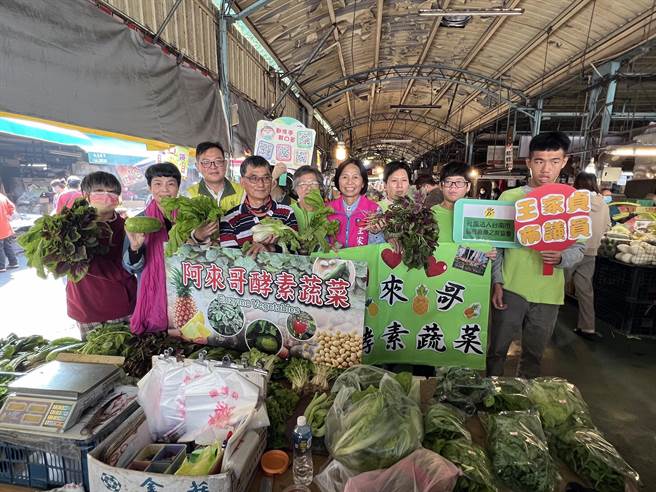 台南市东区崇德市场菜贩「阿来哥」蔡良瑞决定长期捐菜给台南市脑麻协会。（洪荣志摄）