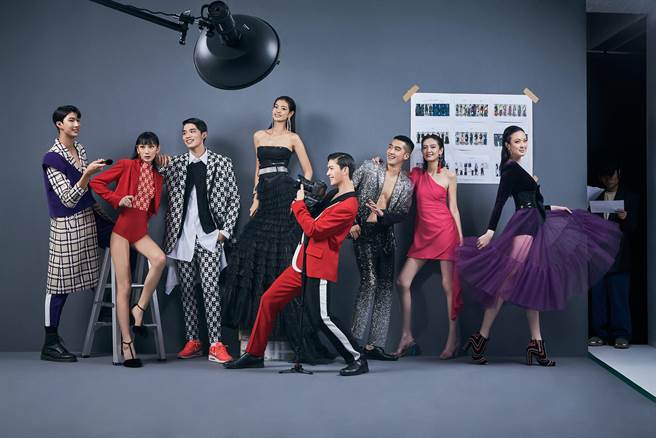 伊林娱乐拍摄新年贺卡，金云（左起）、王采娴、王品澔、林嘉绮、王硕瀚、廖彦龙、董冠辰、吴品萱。(伊林娱乐提供)