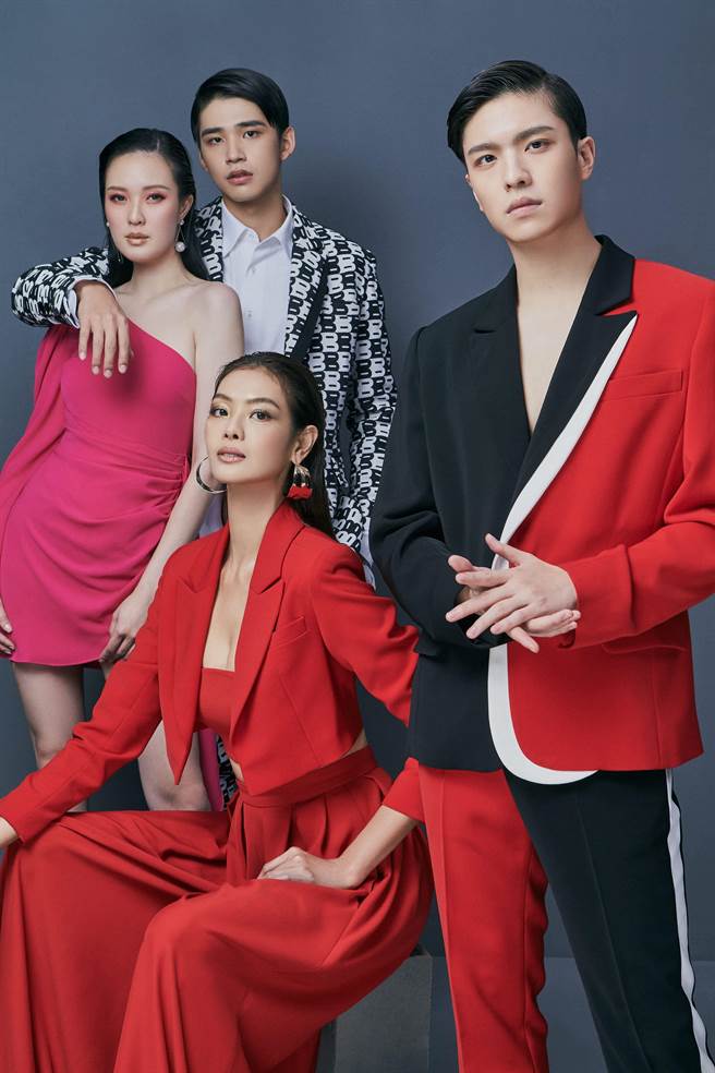 吴品萱（左一）大讚王品澔（后二）拍照有礼貌，以「绅士手」搭肩；林嘉绮（前中）与王硕瀚（右）展现时尚风格。(伊林娱乐提供)