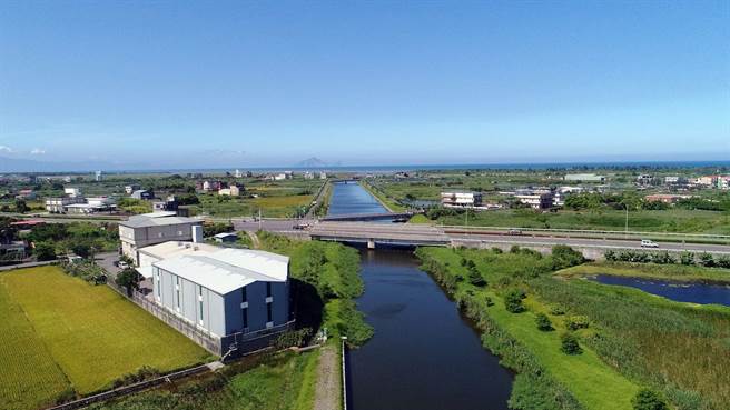 宜蘭縣政府向水利署爭取經費，將用以改善冬山河平行排水系統的護岸，工程預計今年底前完工。（宜蘭縣政府提供／李忠一宜蘭傳真）