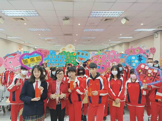 啟英高中董事長王美只（前排左二）自掏腰包在歲末年終捐贈弱勢家庭學生每人5000元紅包。（呂筱蟬攝）