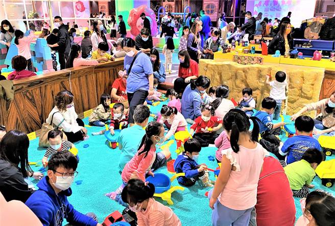 高雄大远百耗时近半年，于六楼童装楼层全新打造250坪大型室内主题乐园，全新开幕抢攻寒假商机。（柯宗纬翻摄）