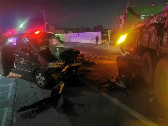 王姓父親駕駛廂型車，今天清晨撞上大貨車，王父送醫不治，女兒重傷。（讀者提供／曹婷婷台南傳真）
