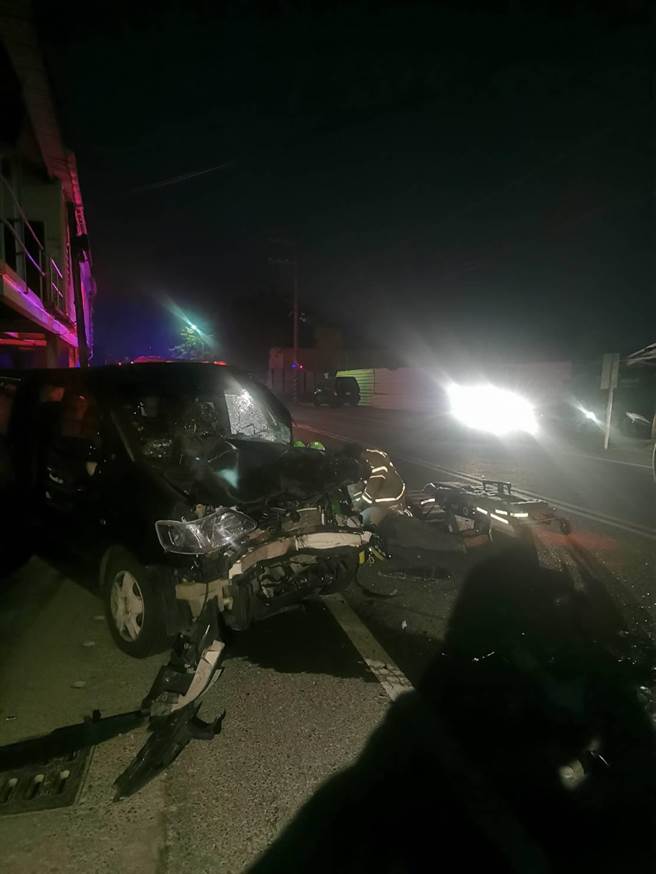 王姓父親駕駛廂型車，今天清晨撞上大貨車，王父送醫不治，女兒重傷。（讀者提供／曹婷婷台南傳真）