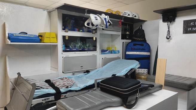 桃園市大有消防分隊因在救護車上演練時，教官不易看到內部狀況，決定在隊內手工打造等比例救護車。（賴佑維攝）