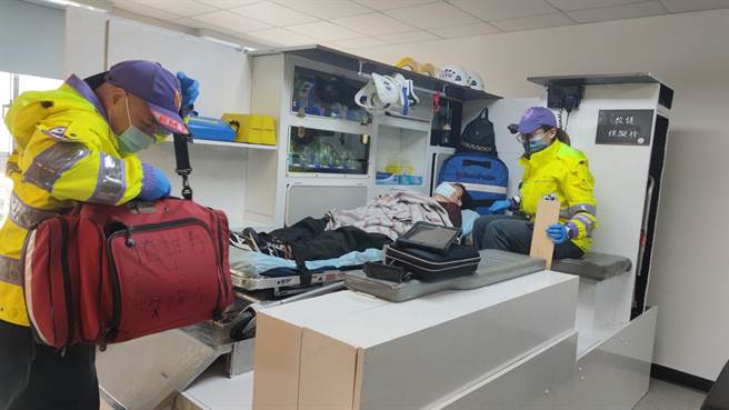 桃園市大有消防分隊因在救護車上演練時，教官不易看到內部狀況，決定在隊內手工打造等比例救護車。（賴佑維攝）