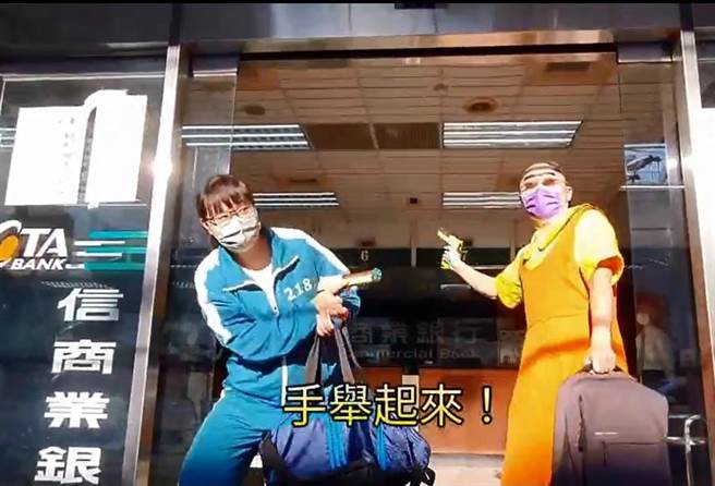 农历春节将至，中市第一警分局推出防抢微电影，员警粉墨登场。（中市第一警分局提供／陈淑芬台中传真）