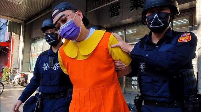 农历春节将至，中市第一警分局推出防抢微电影，员警粉墨登场。（中市第一警分局提供／陈淑芬台中传真）