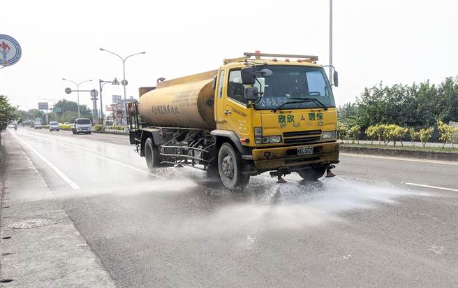 屏縣環保局在空品不良日啟動街道灑水車。（屏縣環保局提供／林和生屏東傳真）