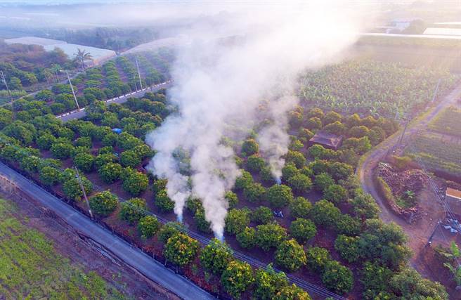 屏縣環保局透過無人機監控，掌握農村焚燒農業廢棄物情形。（屏縣環保局提供／林和生屏東傳真）