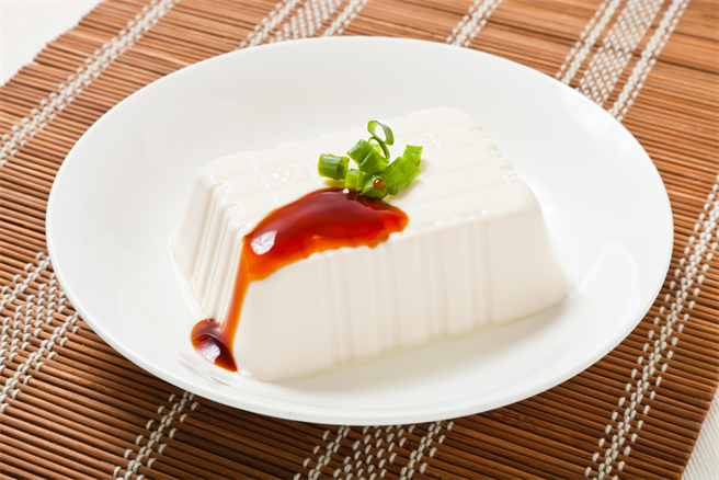 用筷子夹豆腐时很容易碎掉，有内行人透露，换一个叫度切变超好夹！(示意图/达志影像)