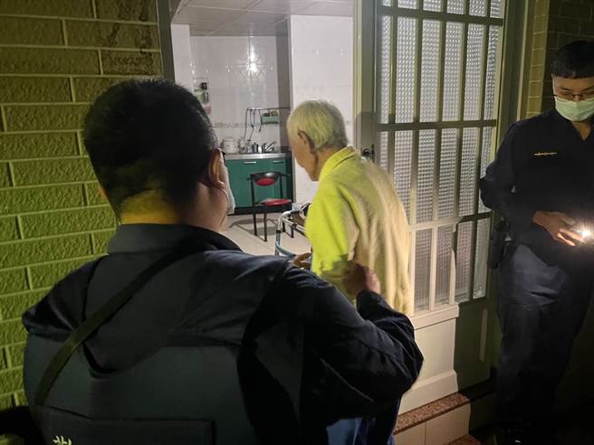 九旬失智翁寒夜迷途徘徊街道，鹽埕分局員警憑指紋辨識，暖心護送平安返家。(蘇育宣翻攝)