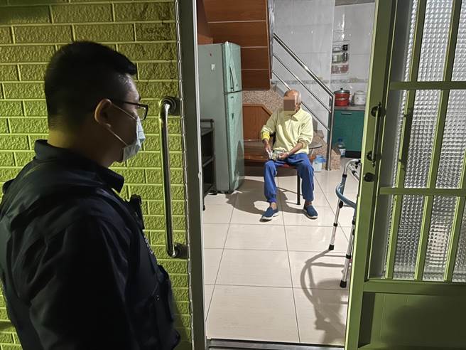 九旬失智翁寒夜迷途徘徊街道，鹽埕分局員警憑指紋辨識，暖心護送平安返家。(蘇育宣翻攝)